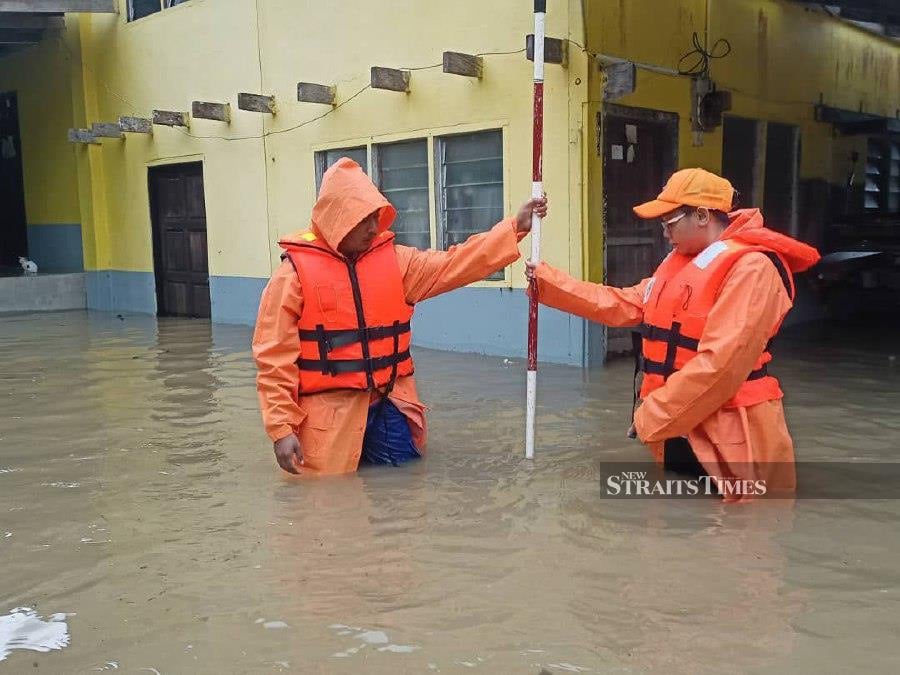 Almost waist-high floods still remain in several areas in Sarawak, including here in Kampung Sinar Budi Baru in Batu Kawa. NSTP/MOHD ROJI KAWI