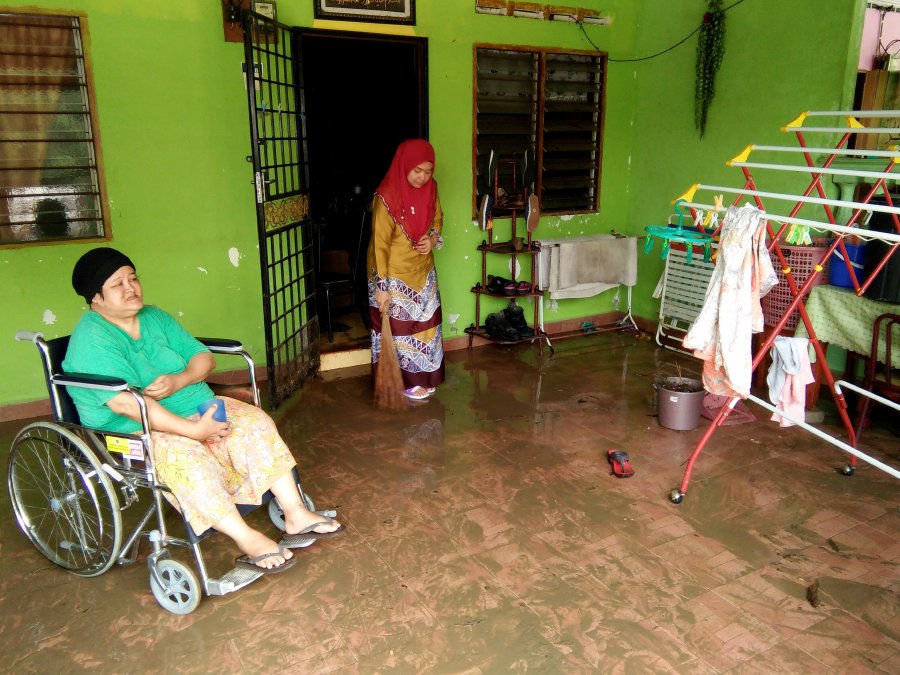 Hundreds Displaced By Floods In Perak Malacca