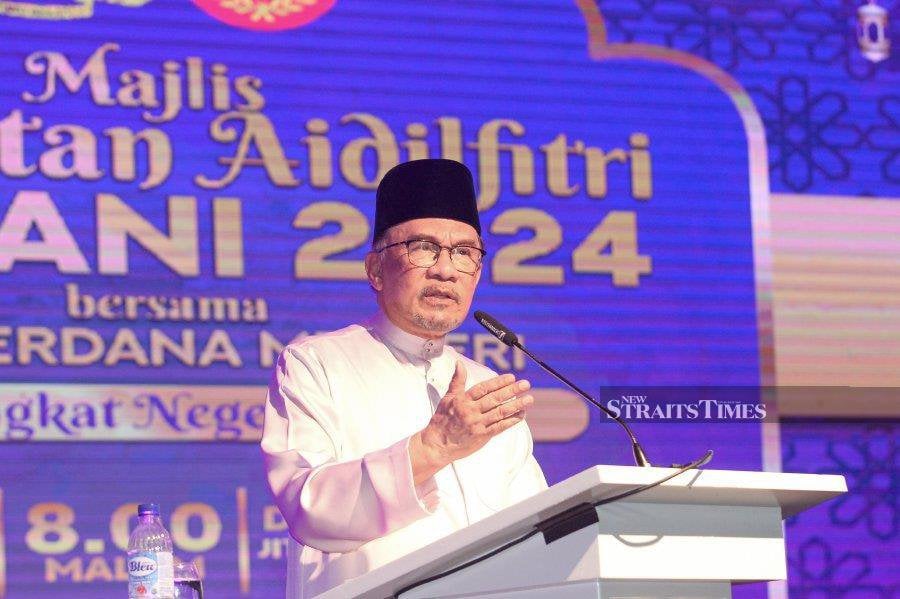 Datuk Seri Anwar Ibrahim hopes that differences in opinion will not hinder efforts to strengthen cooperation between the Federal and Kedah state governments for the benefit and welfare of the people. - NSTP/ WAN NABIL NASIR