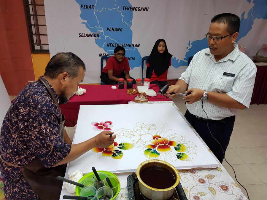 A batik-painting demonstration via Skype for a few schools in Europe and Vietnam.