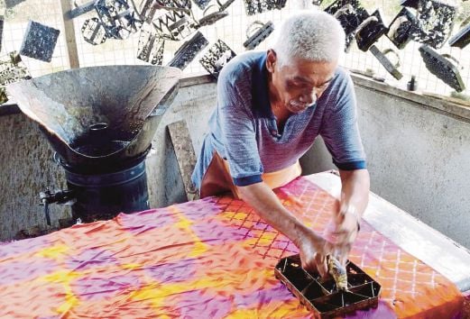 Making batik the traditional way