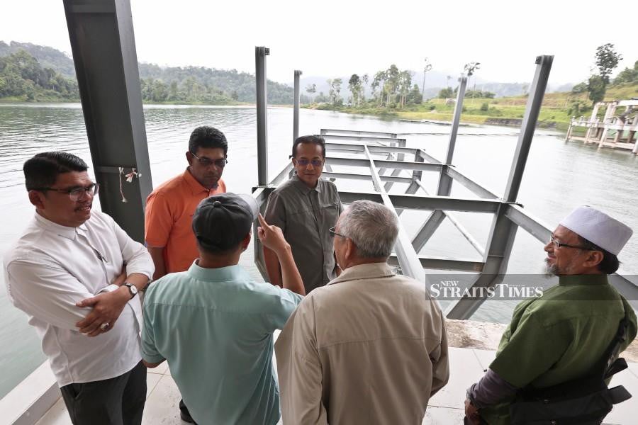  Terengganu Menteri Besar Datuk Seri Dr Ahmad Samsuri Mokhtar (3rd-left) visits the Pulau Bayas duty-free complex in Tasik Kenyir. -NSTP/Ghazali Kori 