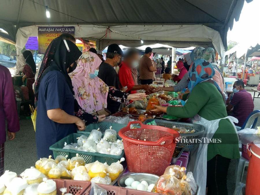 Throwing caution to the wind, Ramadan bazaar organisers here have been found ignoring the required standard operating procedures (SOP), including not providing equipment such as barrier ropes, temperature scanners and one-way routes as required by the government. - NSTP/ BAHAROM BAKAR