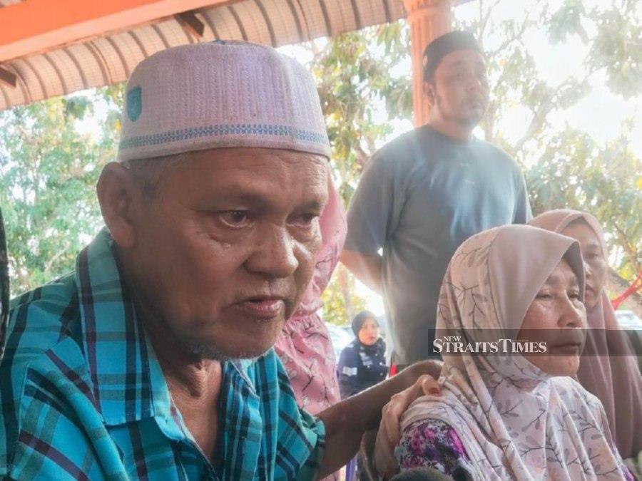 Salleh Eizan (left) and wife Che Mas Taha hold back their tears as they speak to reporters at their late daughter’s home in Kampung Bendang Baru, Simpang Empat, Kangar. -NSTP/AIZAT SHARIF