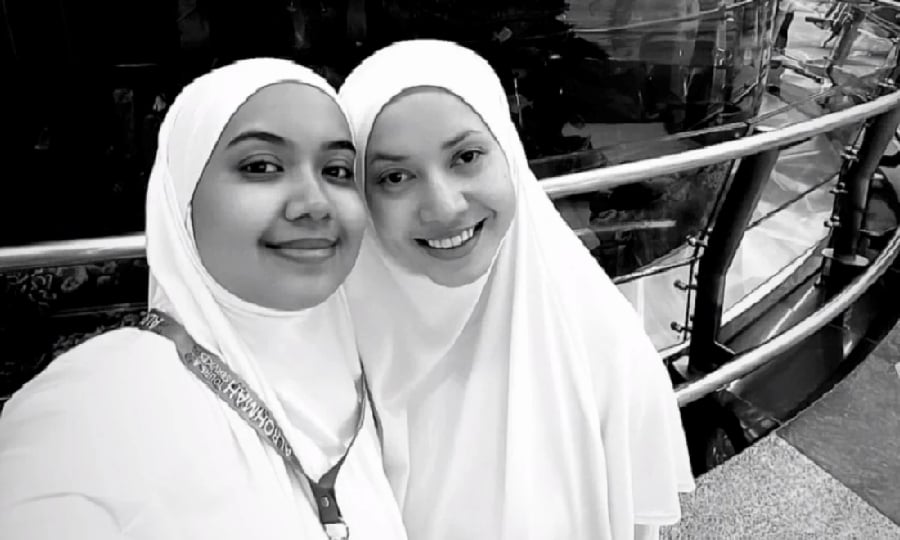 Bienda (right) with her sister Nur Fazlinda Ahmad Fazli. - Pic credit Instagram biendalovers