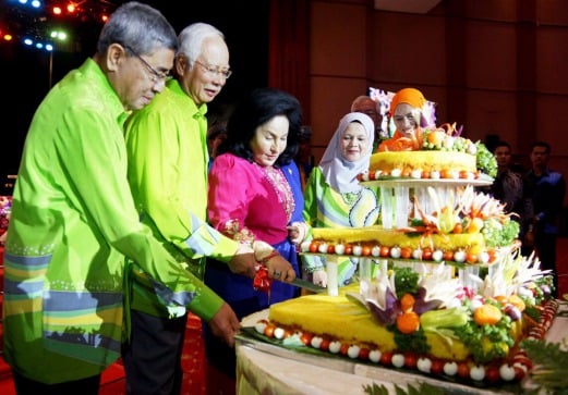 Najib and Rosmah receive belated wedding  anniversary  