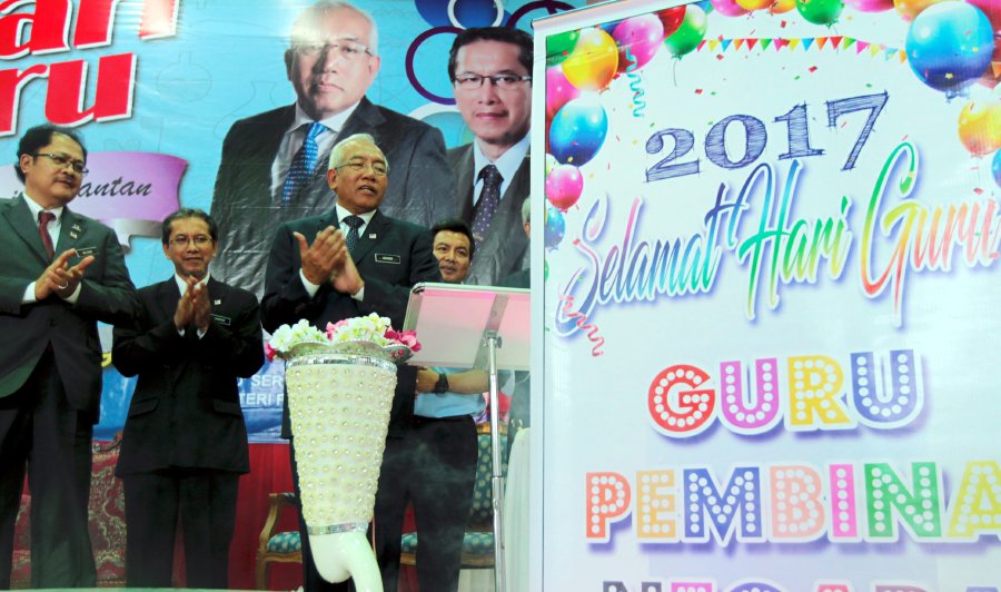 “I was informed that out of 10,000 schools (identified for upgrading) throughout the country, about 6,000 have been upgraded and have connectivity,” Mahdzir told reporters after launching the state-level Teachers Day celebration at SMK Belimbing here yesterday. Pic by NSTP/SYAMSI SUHAIMI.