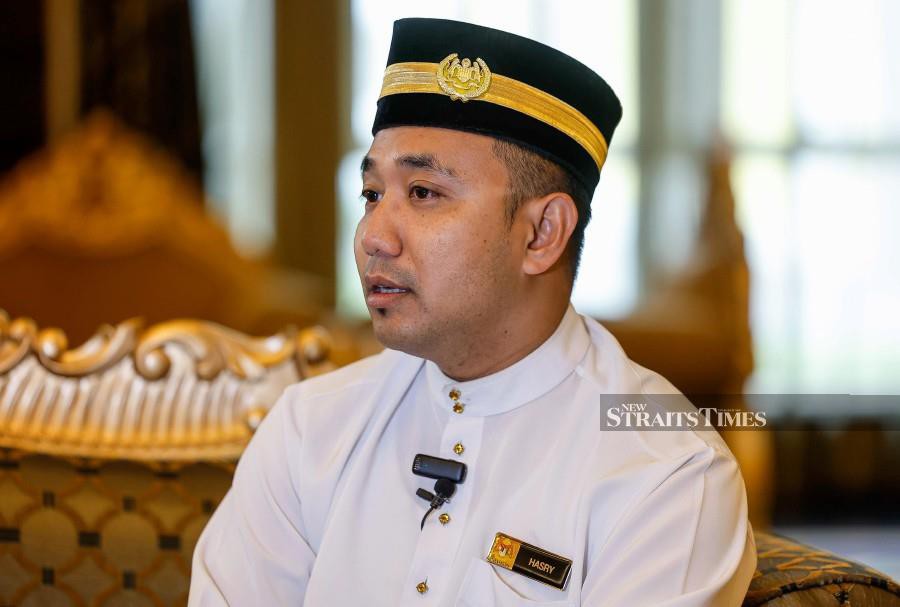 Mohd Hasry Abd Rahim, 34, a palace herald (bentara), said in November 2021, he was assigned to serve the Queen during her trip to London, United Kingdom, but found it difficult to focus on the job at hand because floods had struck his family home in Bemban, Melaka.