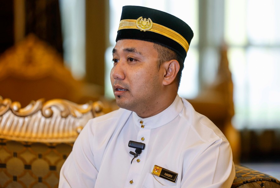 Mohd Hasry Abd Rahim, 34, a palace herald (bentara), said in November 2021, he was assigned to serve the Queen during her trip to London, United Kingdom, but found it difficult to focus on the job at hand because floods had struck his family home in Bemban, Melaka. -BERNAMA PIC