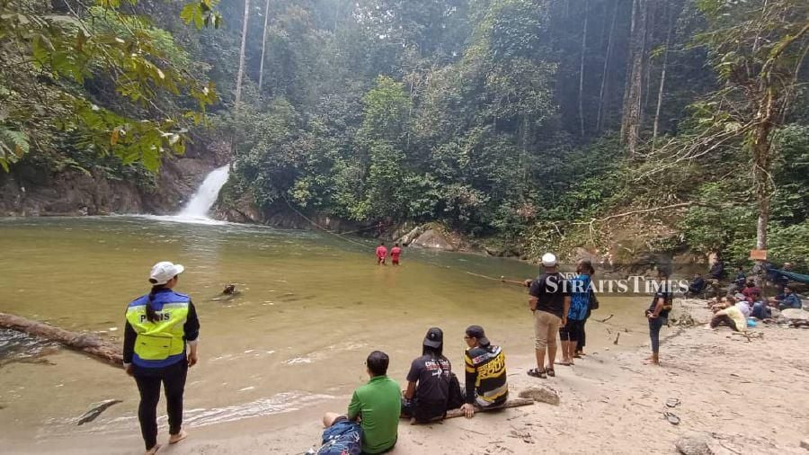 Rescuers at the scene after a student is feared to have drowned at Lata Hammer Waterfall along Jalan Lama Gombak-Bentong. - Pic courtesy of police 