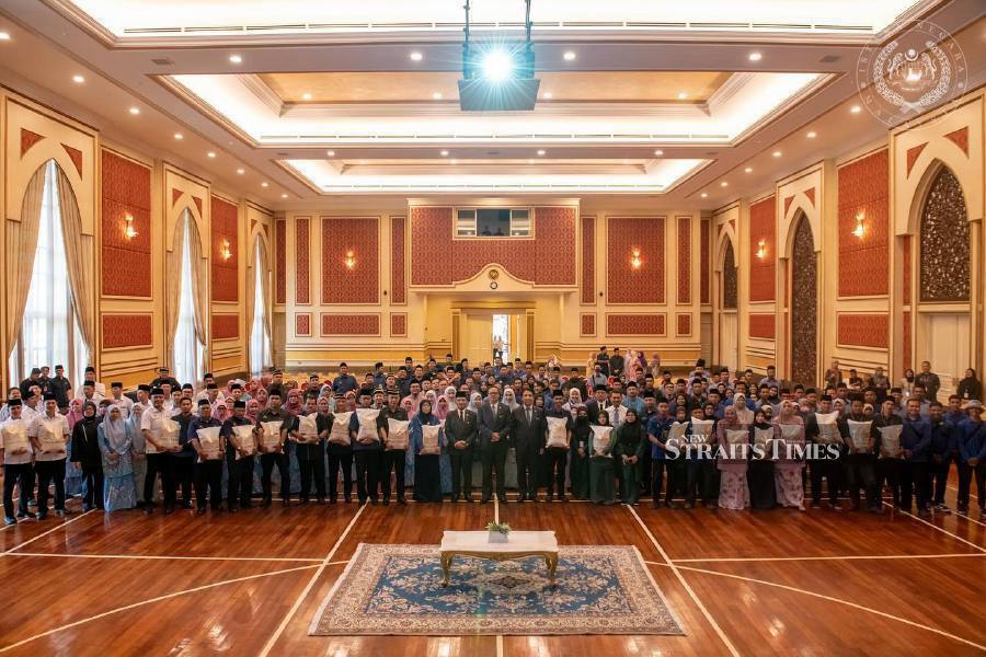 His Majesty Sultan Ibrahim, King of Malaysia today gave contributions of rice to 194 Istana Negara staff and its management facility workers as well as workers from Istana Melawati in Putrajaya. Pic from Sultan Ibrahim Sultan Iskandar Facebook