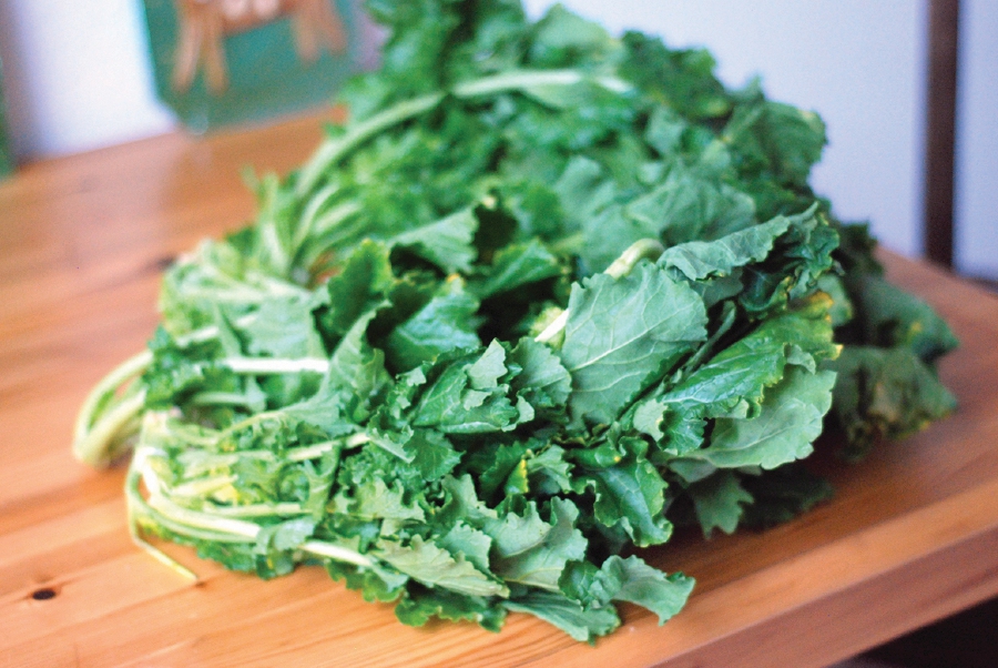Food that is high in vitamin K, such as leafy green vegetables, can reduce warfarin’s anti-blood clotting function. 