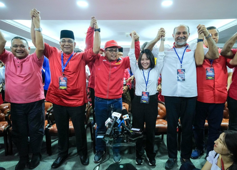 KUALA KUBU BHARU: Kedah Amanah chairman Asmirul Anuar Aris said there was a significant shift in Malay votes towards Pakatan Harapan (PH) candidate, Pang Sock Tao (Third from right), who won the Kuala Kubu Baharu by-election by garnering about 14,000 votes, accounting for 51.21 per cent. — NSTP/EIZAIRI SHAMSUDIN