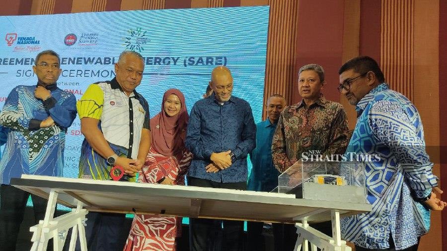 Prof Datuk Dr Md Amin Md Taff (second from left) said the project was the result of a collaboration between UPSI Holdings Sdn Bhd, Tenaga Nasional Berhad (TNB) and Synergy Generated Sdn Bhd (SGSB) to build solar panels around the campus. - NSTP/ROSMAN SHAMSUDIN