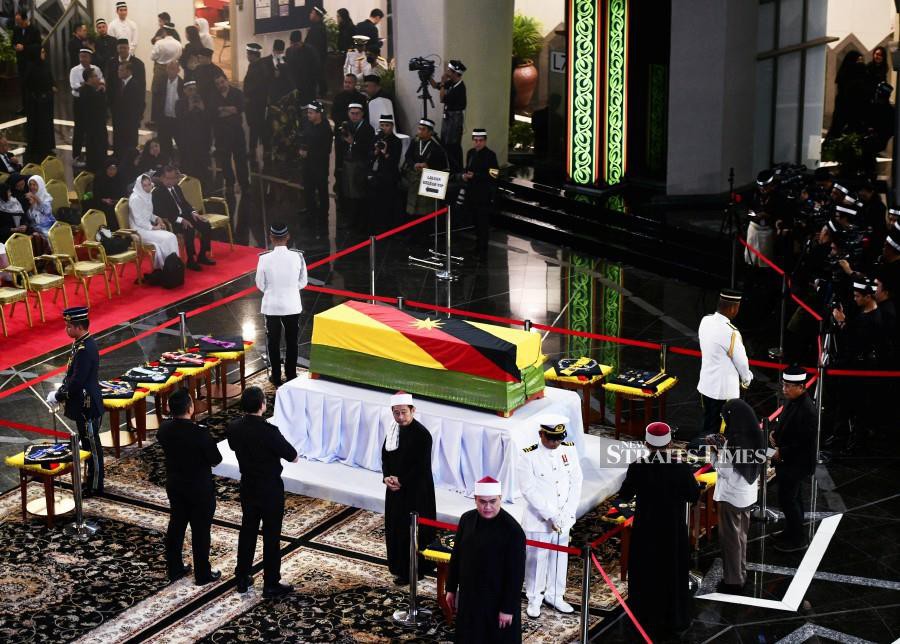 About 1,000 people comprising Taib’s family members, dignitaries, government officers and members of the public attended his funeral.