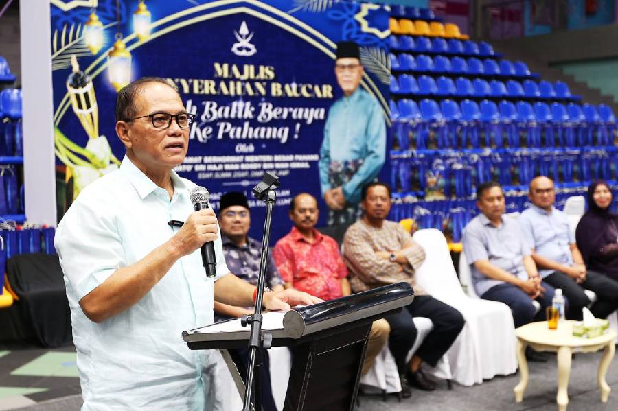  Pahang Menteri Besar Datuk Seri Wan Rosdy Wan Ismail (Left) has been urged by the state’s Perikatan Nasional (PN) assemblymen to come clean on his statement that the state government had already disbursed allocations to all opposition elected representatives. — NSTP / SAIFULLIZAN TAMADI 