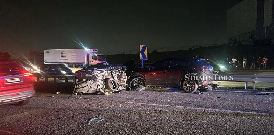 A driver of four-wheel drive vehicle was killed and two others were seriously injured in a road crash involving seven vehicles, including an express bus at Km 425.6 of the North-South Expressway (southbound) near the Sungai Buloh Hospital, here, last night.