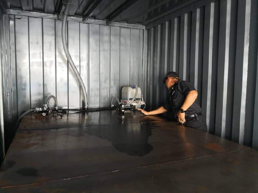 Pahang Domestic Trade, Cooperatives and Consumerism Ministry director Datuk Mark Ujin said that, upon inspection, the enforcement team found the fuel tank was connected by a hose to a metal storage tank at the back of the lorry. - Pic credit KPDNHEP Pahang