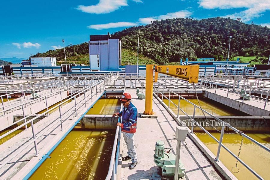 An overview of a water treatment plant (WTP). A worker was seen at the Air Langat 2 WTP. File pic (NSTP/AIZUDDIN SAAD)