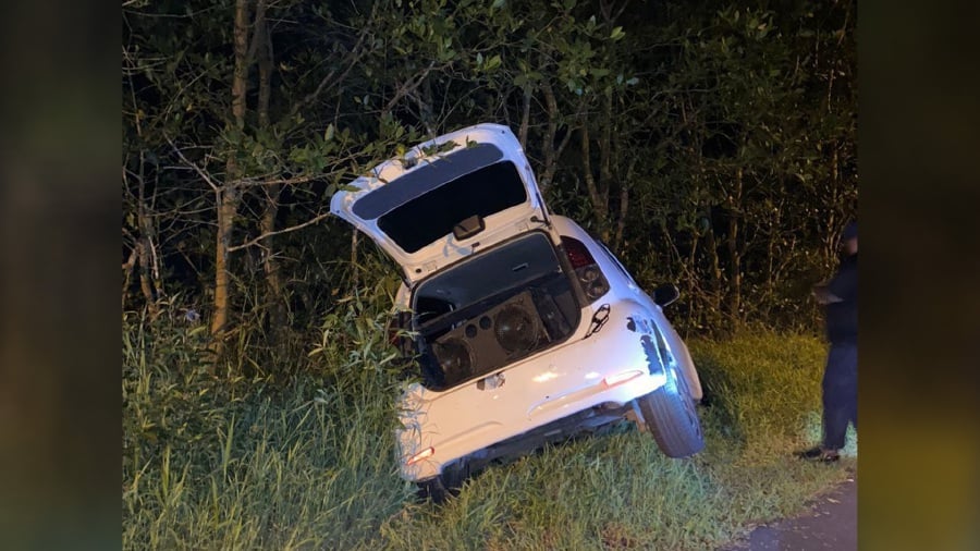MELAKA: A couple attempting to flee the police ended up crashing their car into the Paya Lebar river in Melaka last night. 