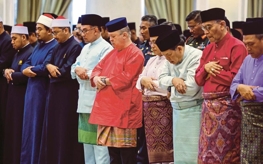 In Kuala Lumpur, His Majesty Sultan Ibrahim, King of Malaysia, and Her Majesty Raja Zarith Sofiah, Queen of Malaysia, graciously attended the prayers at the Main Surau of Istana Negara, accompanied by Prime Minister Datuk Seri Anwar Ibrahim and the Cabinet. Bernama Pic. 