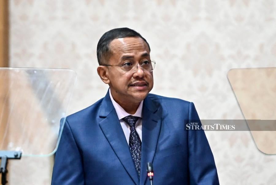Terengganu Menteri Besar Ahmad Samsuri Mokhtar has affirmed his administration’s resolve to seek the oil royalties owed by Putrajaya, following the rejection of a law concerning the exploration of natural resources by the state assembly. NSTP/GHAZALI KORI