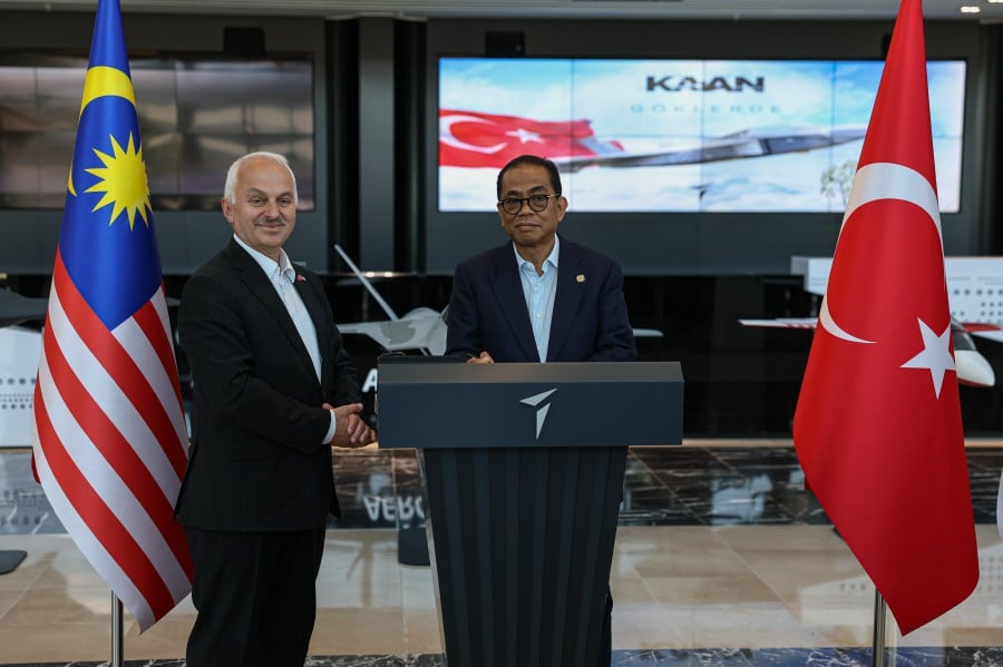 ANKARA: Defence Minister Datuk Seri Mohamed Khaled Nordin (right) together with Turkish Aerospace President and Chief Executive Officer Professor Dr Temel Kotil at Turkish Aerospace Industries (TUSAS) in conjunction with Khalid's industrial visit in Ankara. — BERNAMA 
