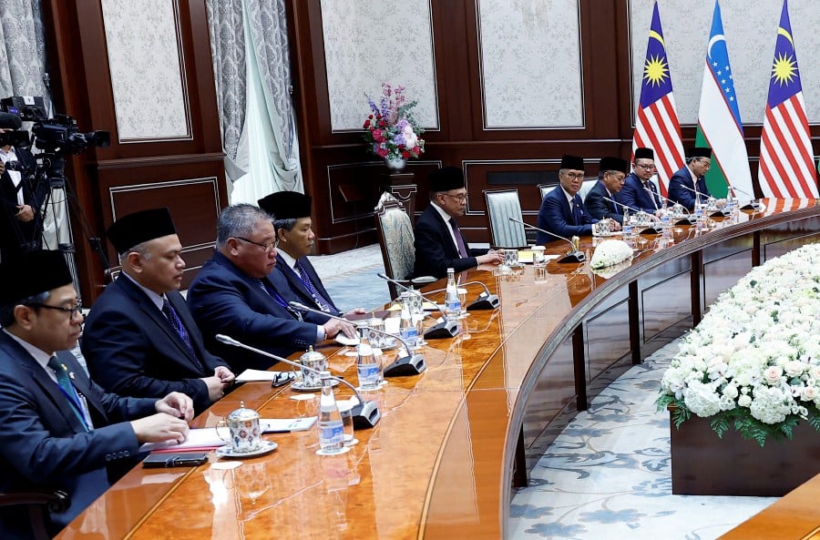 Prime Minister Datuk Seri Anwar Ibrahim held a meeting with the President of Uzbekistan Shavkat Mirziyoyev at the Kuksaroy Presidential Palace here today. -- BERNAMA PIC