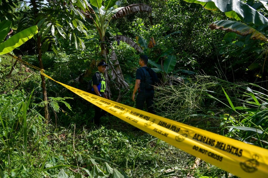Several police officers were seen at the location where the body of Zayn Rayyan Abdul Mattin, 6, was found, in an effort to gather new evidence to track down the killer of the autistic child. - BERNAMA pic