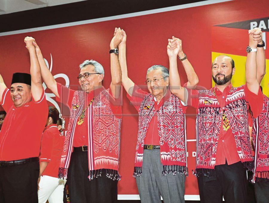 Prime Minister Tun Dr Mahathir Mohamad with BERSATU leaders lifted arms at the launch of Sarawak United Party at Bintulu Suarah Hall, today. (BERNAMA)