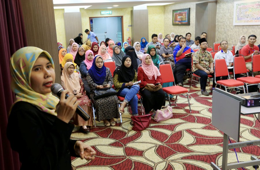 Some 50 entrepreneurs from the state were given a talk on the importance of marketing their products through advertising packages offered by the New Straits Times Press. Pic by NSTP/HASRIYASYAH SABUDIN