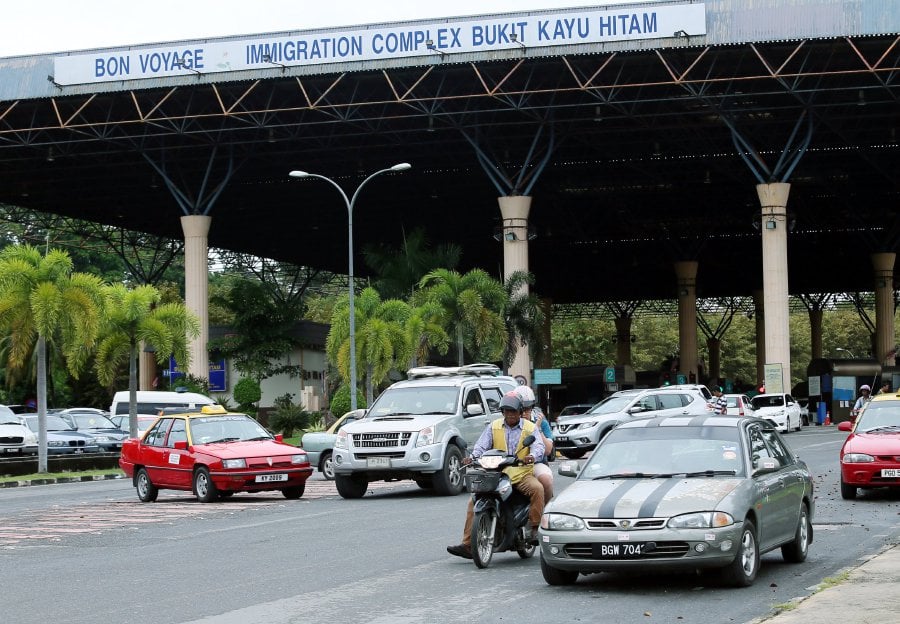  Bukit  Kayu  Hitam  checkpoint prepares for round the clock 