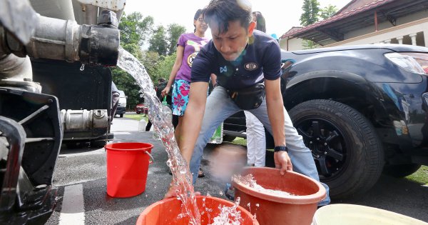 Azmin's blame-shifting over water issue a sign of 