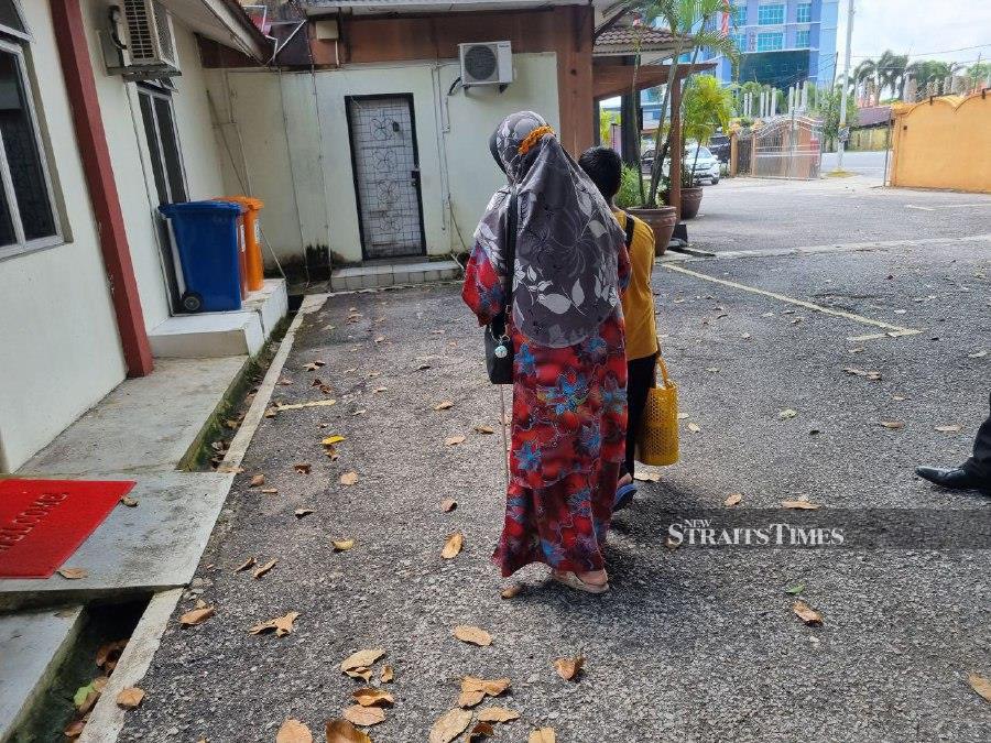 Poverty and not having anyone to depend on forced an 80-year-old blind woman to travel from one district to another to beg money from the public.  - NSTP/ SHARIFAH MAHSINAH ABDULLAH