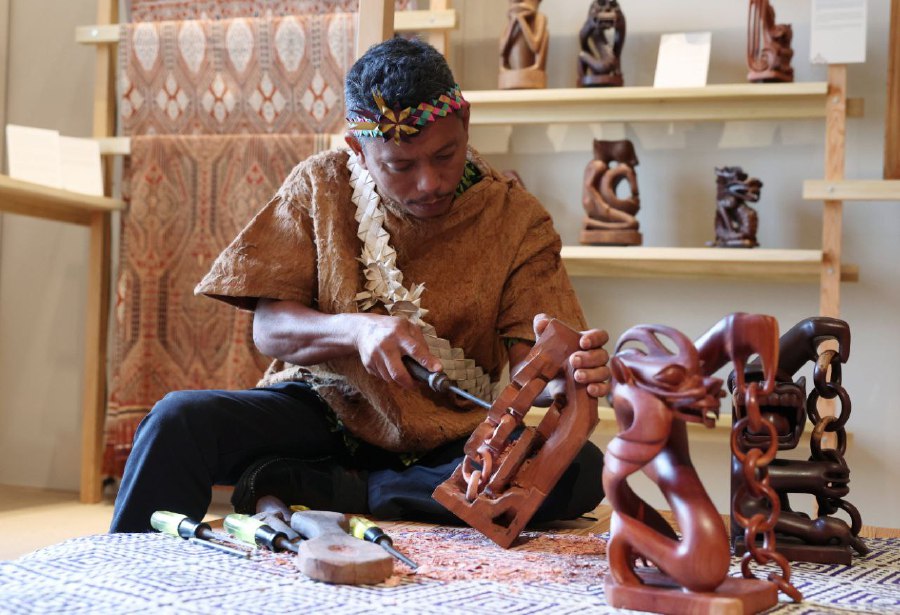  LONDON: Samri Abdul Rahman, an Orang Asli from the Mah Meri tribe shows his skills at carving statues at the Malaysian International Pavilion in conjunction with the London Craft Week 2023. Samri has 29 years of experience under his belt, where he is a Mah Meri Adiguru (master craftmen) in carving statues and he also continues with the legacy in making masks apart from traditional statues that represent the identity of the Mah Meri tribe. -BERNAMA PIC