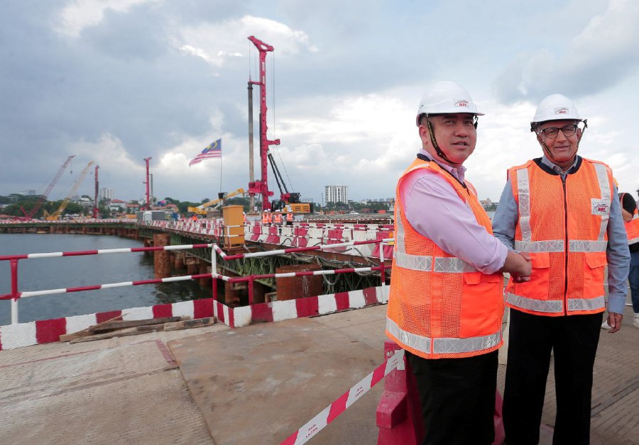 JOHOR BARU: Transport Minister Anthony Loke Siew Fook together with his Singapore counterpart S. Iswaran visit the worksite for the Johor Baru–Singapore Rapid Transit System (RTS Link) in Johor on Thursday (May 11). -NSTP/NUR AISYAH MAZALAN