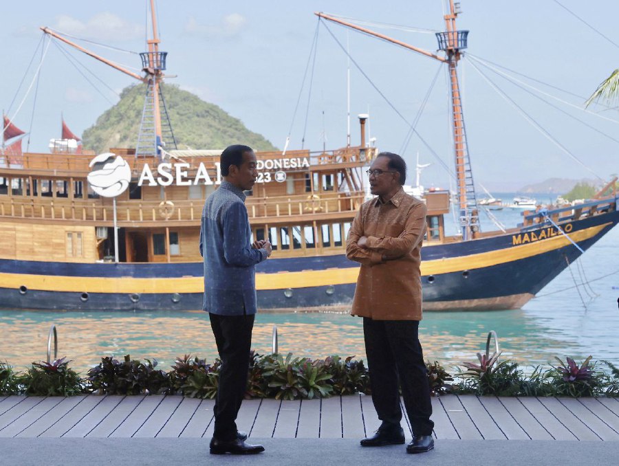 LABUAN BAJO, Indonesia: Prime Minister Datuk Seri Anwar Ibrahim (right) chats with Indonesian President Joko Widodo on the sidelines of the 42nd ASEAN Summit on Thursday (May 11). - BERNAMA PIC