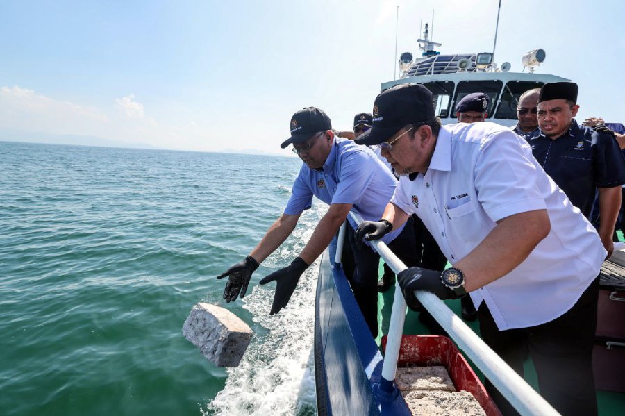 GEORGE TOWN: Deputy Home Minister Datuk Seri Dr Shamsul Anuar Nasarah (second from right) releases ashes from burnt Quran, meant for disposal into the sea near Pulau Kendi on Thursday (May 11). The ashes were transported on board a Malaysian Maritime Enforcement Agency (MMEA) vessel, and the disposal process was carried out in accordance with the procedure outlined by the 30th National Council for Islamic Religious Affairs. -BERNAMA PIC