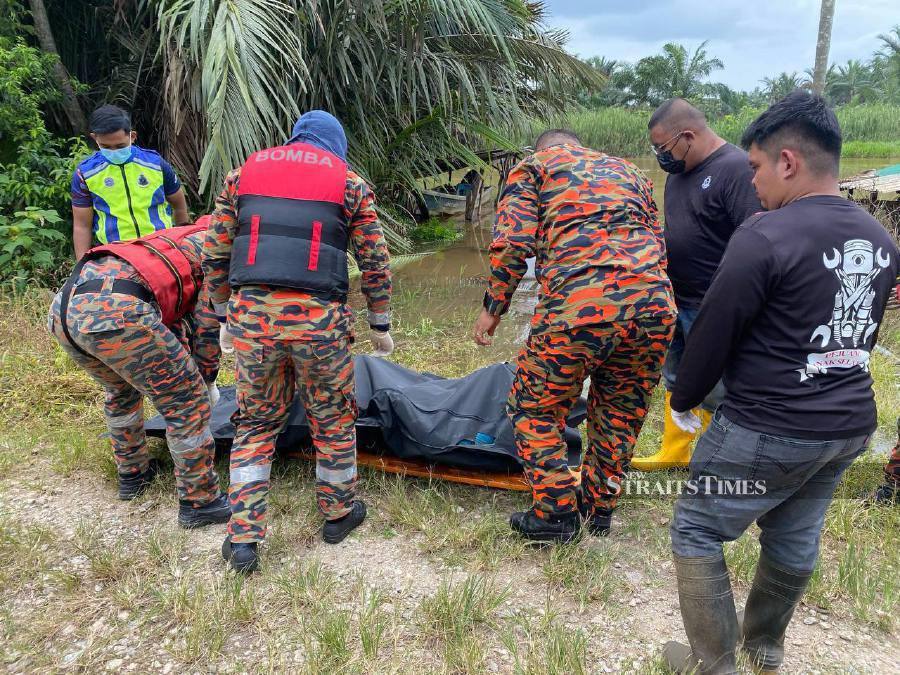Fishermen stumbled upon a man’s body floating in Sungai Simpang Kiri, in Parit Kasim Laut, Tongkang Pechah, here, today. NSTP/courtesy of Fire and Rescue Dept