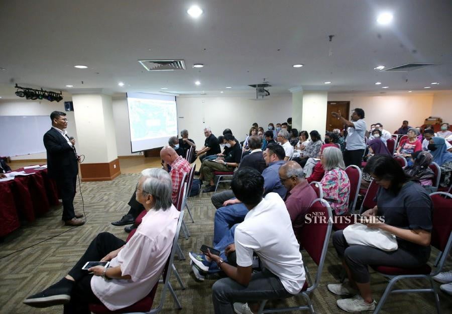 Kuala Lumpur Land and Mines Office deputy director Ahmad Fuad Mustaffa speaking to residents during the hearing in Kuala Lumpur. -NSTP/EIZAIRI SHAMSUDIN