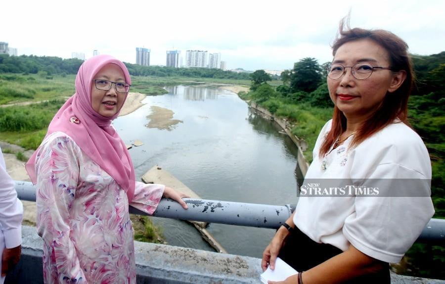 Minister in the Prime Minister's Department (Federal Territories) Dr Zaliha Mustafa and Seputeh member of parliament Teresa Kok visiting the Kampung Bohol retention pond in Kuala Lumpur. - NSTP/HAIRUL ANUAR RAHIM