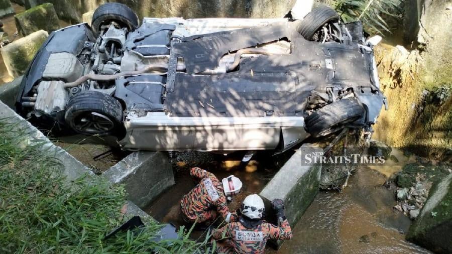 A man was found dead after his vehicle veered off into a drain along the Bukit Jalil Highway towards Kuala Lumpur near Bandar Kinrara today. Pic courtesy of Selangor Fire and Rescue Department 