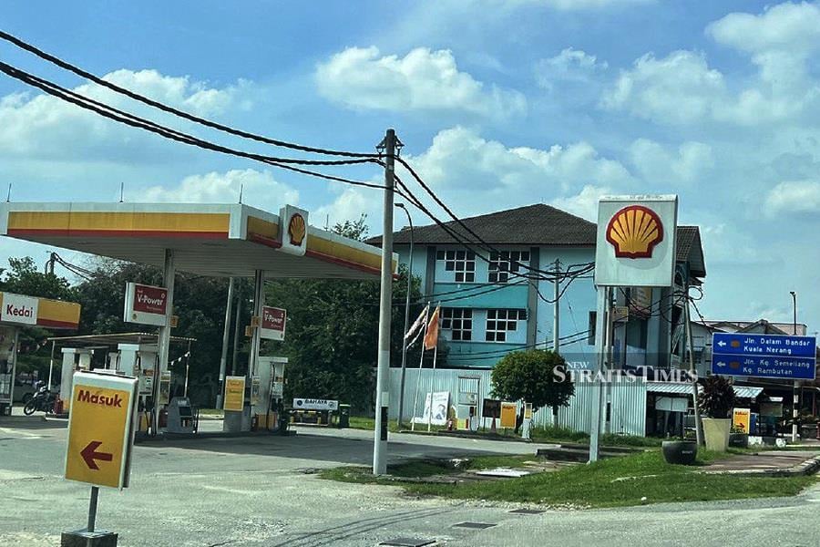 Fewer foreign-registered vehicles are filling up their vehicles with diesel in Kuala Nerang here since June 10, the start of the diesel subsidy rationalisation. - NSTP/ADIE ZULKIFLI