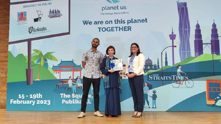 (From the left) Rashvin Pal Singh, EcoKnights’ president, Dr. Yasmin Rashid, and Melinda Masonis.