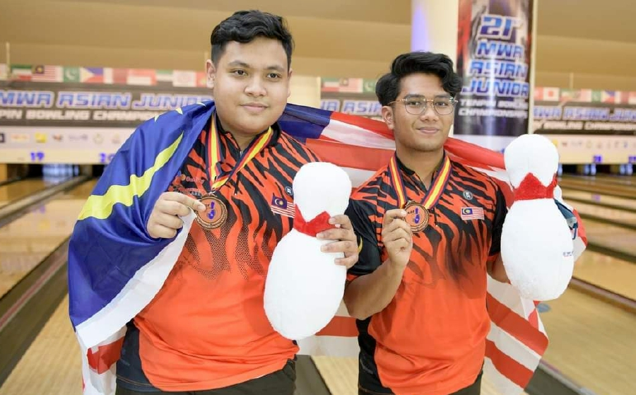 Izz Naqiuddin Putera Islahuddin (left) and Syabil Azam Syamsul Azam with their boys' doubles bronze medals at the Asian Junior Championships in Bangkok today. - Pic courtesy of MTBC