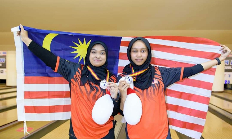 Anis Hannani Romzis Adania Redzwan with their girls' doubles silver medals at the Asian Junior Championships in Bangkok today. -Pic courtesy of MTBC