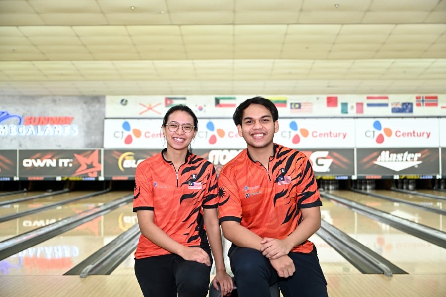  Nur Syazwani Sahar (left) and Hariz Adlan lead the men’s and women’s Masters at the Malaysian Open at Sunway Mega Lanes, Bandar Sunway. - Pic courtesy from ABF 