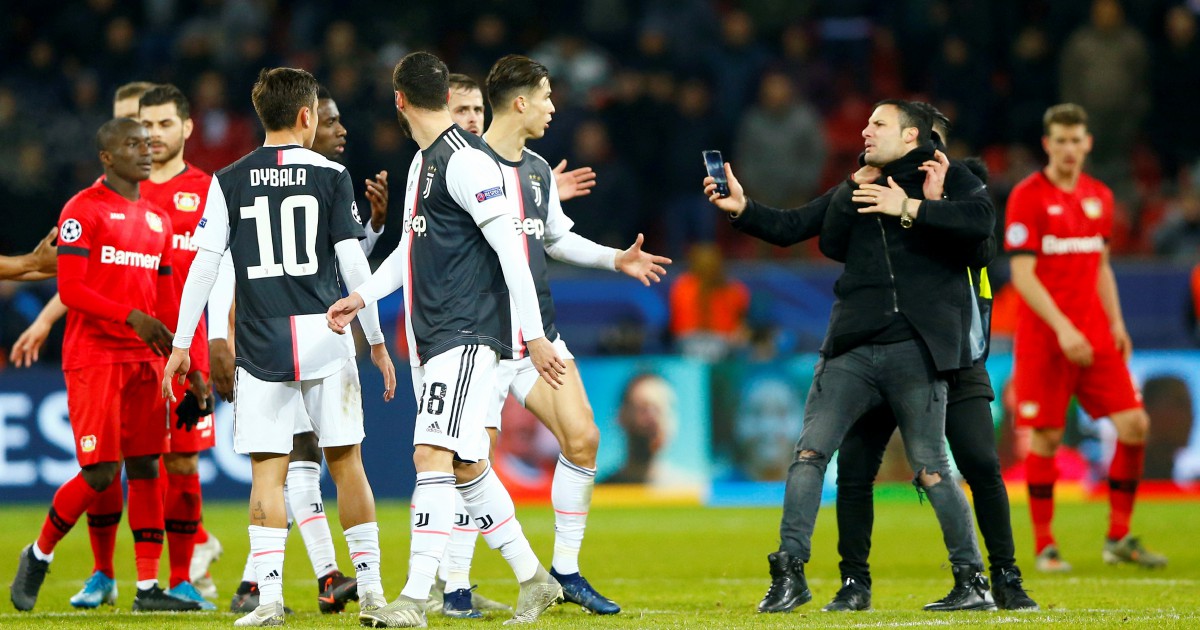 Double trouble as Ronaldo rages at selfie-hunting pitch invader | New ...