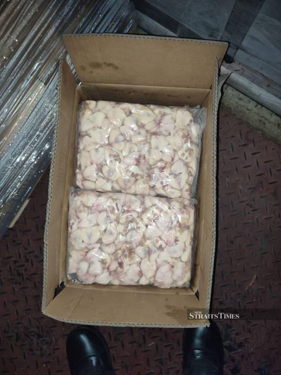 RM340, 856 worth of Bishop Nose from Singapore was seized after a lorry was intercepted at the Sultan Abu Bakar Complex (KSAB) checkpoint here last Friday (Jan 17). Pic courtesy of Maqis.