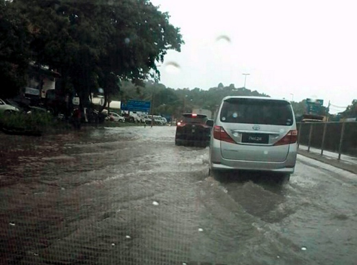 Heavy rain triggered flash floods in several areas on the mainland, including Bukit Minyak, Bukit Mertajam. Traffic flow was slowed down significantly due to flooded roads. The water level receded about an hour later. pix courtesy of NST Reader 